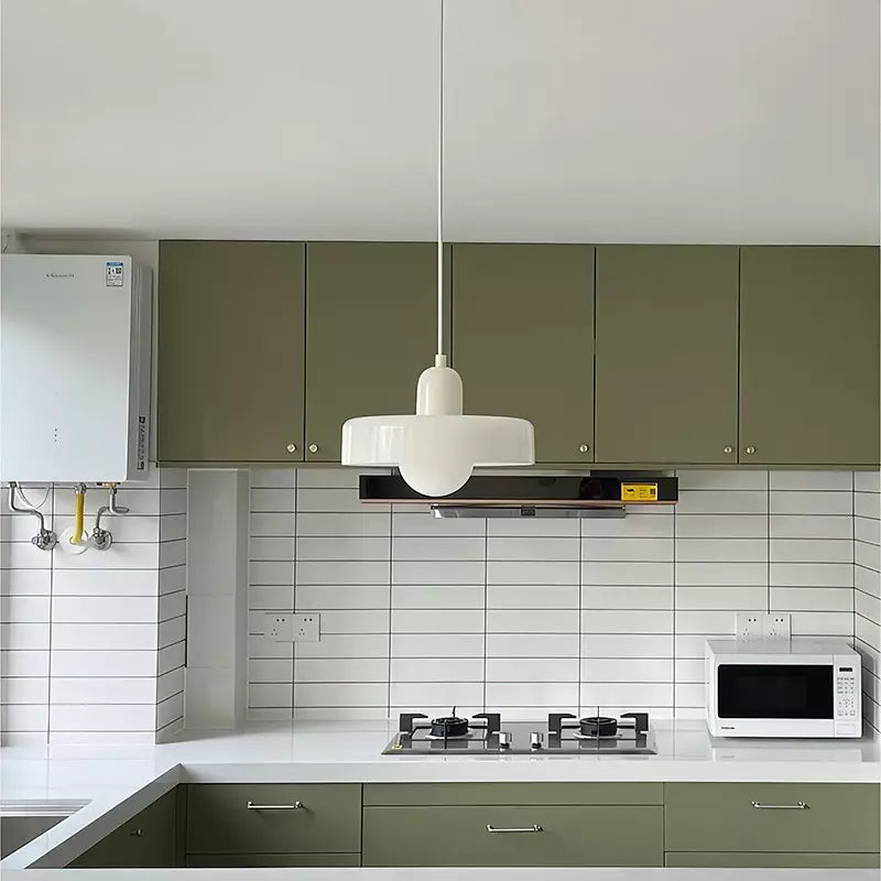 Kleurrijke glazen hanglamp, retro Bauhaus stijl.