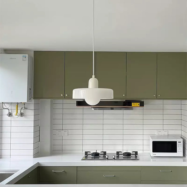 Kleurrijke glazen hanglamp, retro Bauhaus stijl.