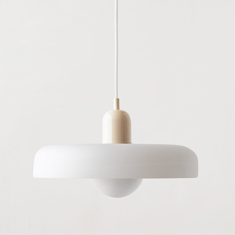 Bauhaus hanglamp, kleurrijk glas, sfeervolle verlichting.