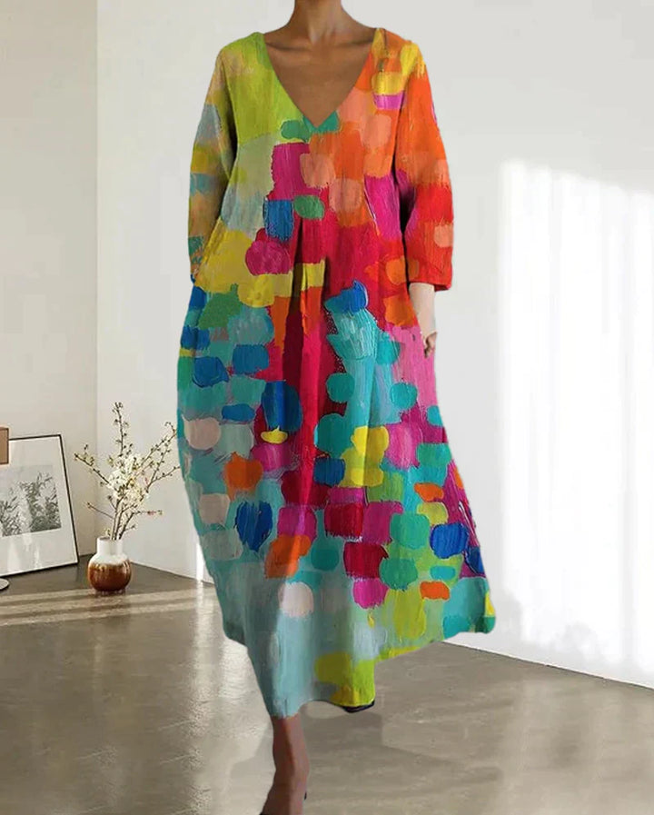 Elegante dames jurk met kleurrijke bedrukking en V-hals. Comfortabele mode voor lente en zomer.