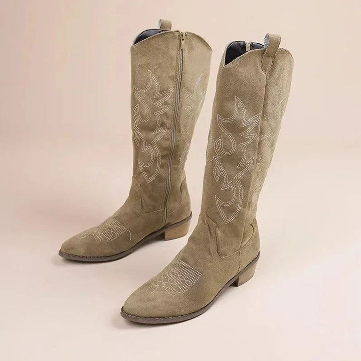 Dames kniehoge cowboylaarzen met gedetailleerd borduurwerk, klassiek western ontwerp, stijlvol en elegant.