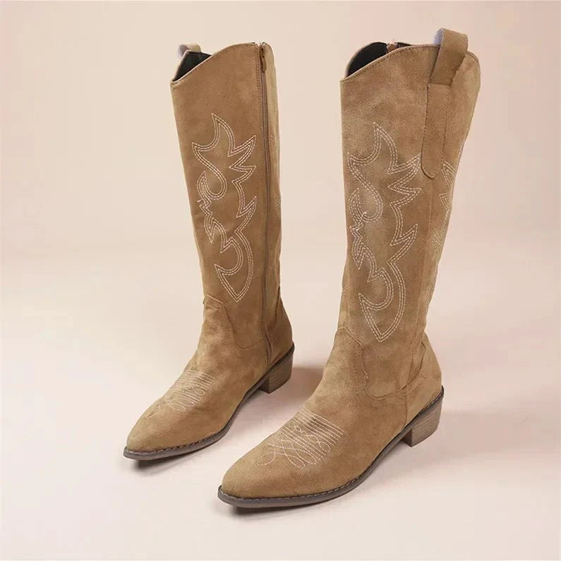 Dames kniehoge cowboylaarzen met gedetailleerd borduurwerk, klassiek western ontwerp, stijlvol en elegant.