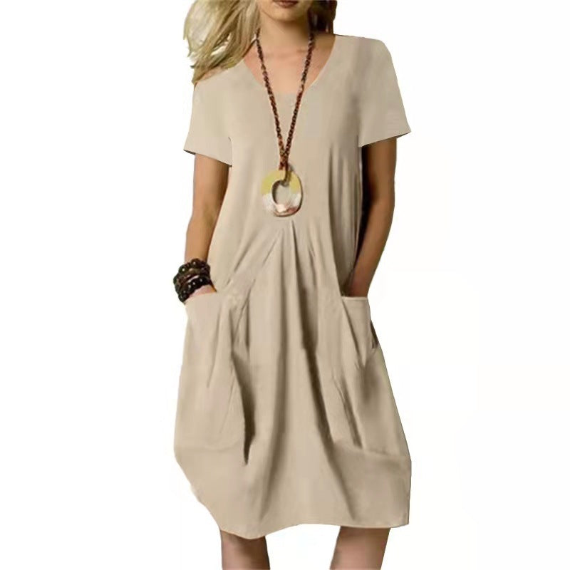Model draagt de Antje damesjurk, toon de pasvorm en stijl voor zomerse uitstapjes.