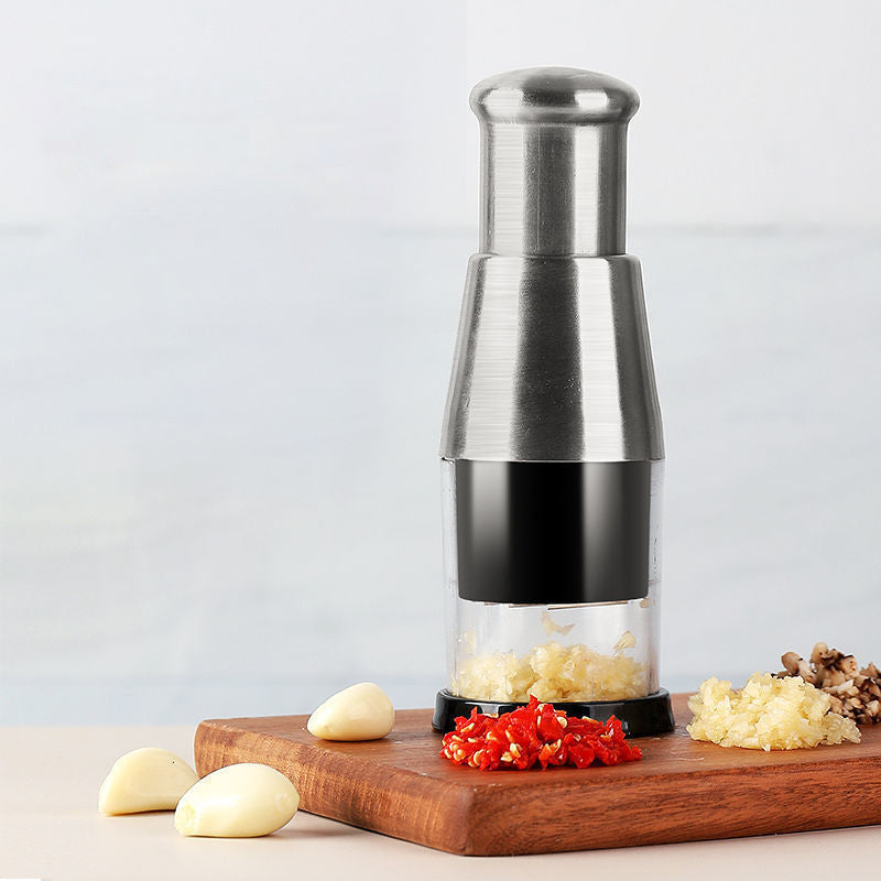 Compacte RVS knoflookpers, duurzaam en tijdbesparend voor moeiteloos knoflook persen in de keuken.