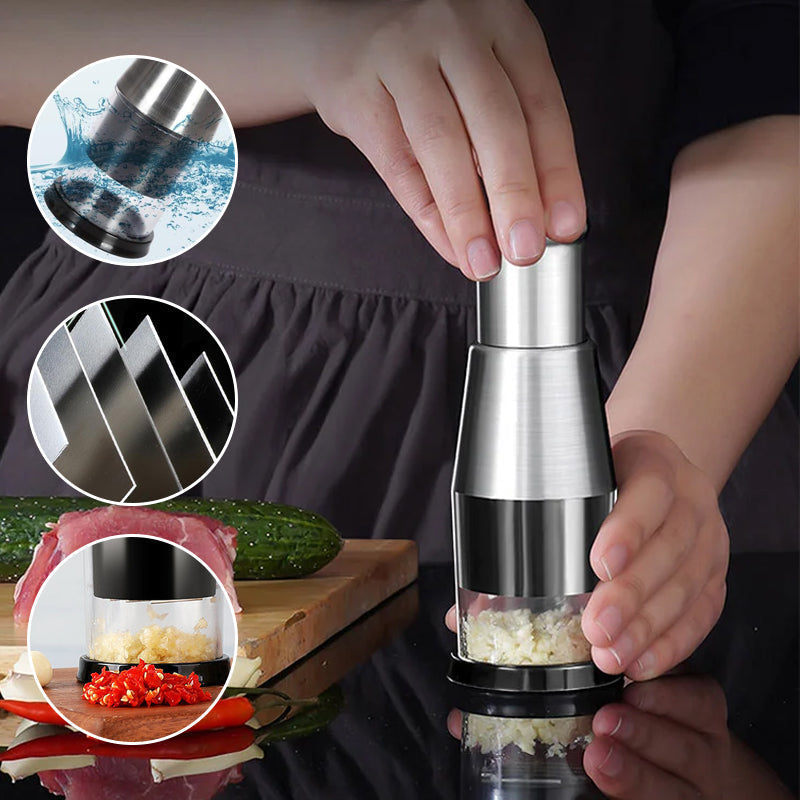 Compacte RVS knoflookpers, duurzaam en tijdbesparend voor moeiteloos knoflook persen in de keuken.