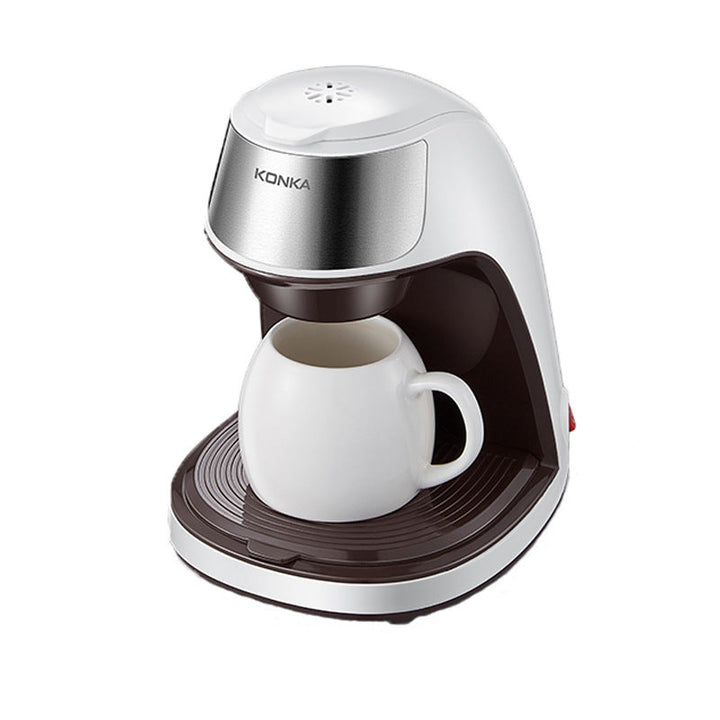 Compact wit mini koffiezetapparaat met bijpassende keramische mok voor stijlvol koffiegenot, ideaal voor kleine ruimtes.