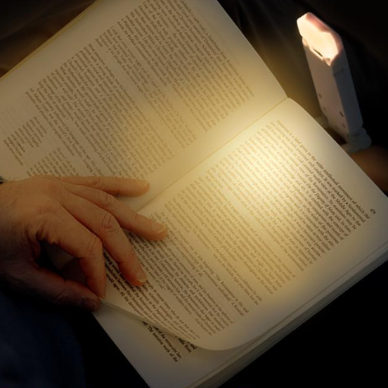 Draagbare leeslamp met blauwlichtfilter, USB-oplaadbaar, ideaal voor comfortabel lezen onderweg.