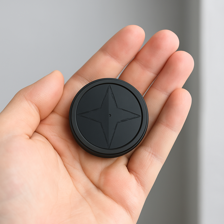 Kompakter, magnetischer GPS-Tracker, schwarz, Ø 4 cm, für Echtzeit-Ortung von Fahrzeugen und Wertsachen.