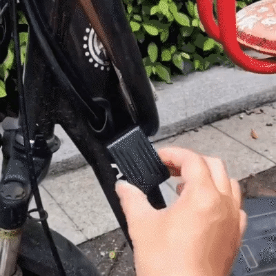 Compacte magnetische mini GPS tracker, discreet te monteren, biedt wereldwijde real-time bewaking voor voertuigen.