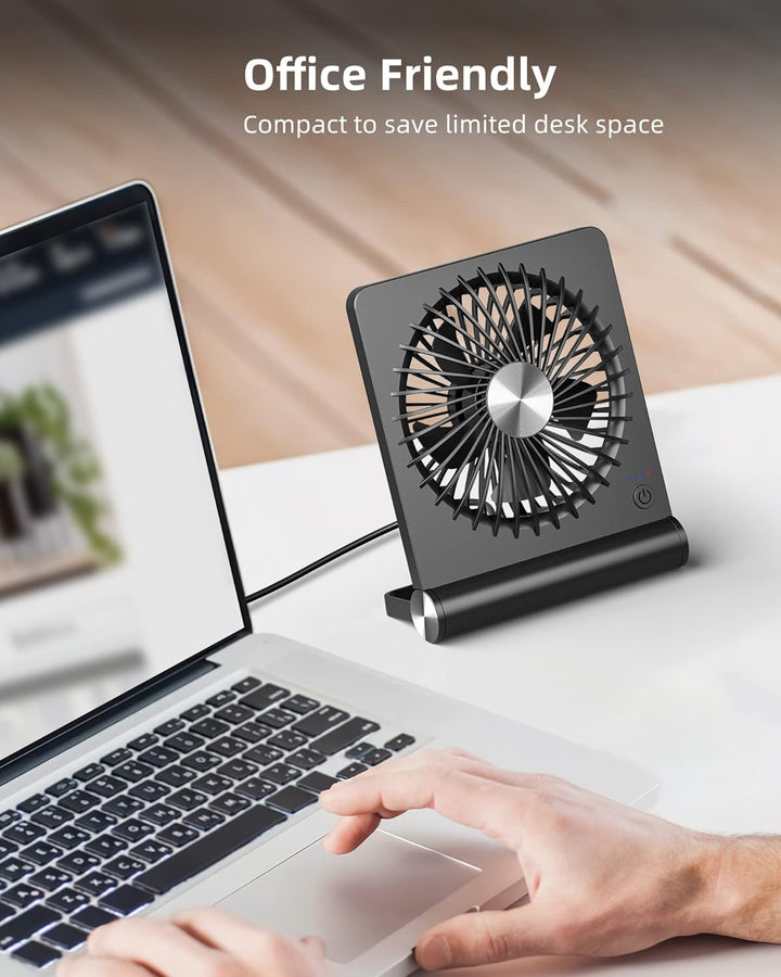 Compacte tafelventilator; stille koeling voor thuis, modern design, USB-voeding, ideaal voor op het bureau.