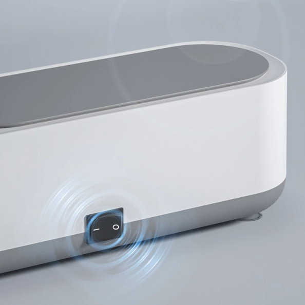 Compacte witte ultrasoonreiniger, ideaal voor 360° reiniging van sieraden en brillen; efficiënte technologie voor thuis.