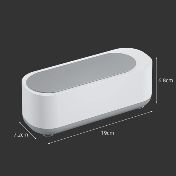Compacte witte ultrasoonreiniger, ideaal voor 360° reiniging van sieraden en brillen; efficiënte technologie voor thuis.