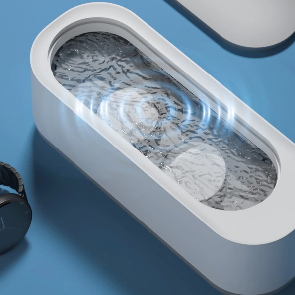 Compacte witte ultrasoonreiniger, ideaal voor 360° reiniging van sieraden en brillen; efficiënte technologie voor thuis.