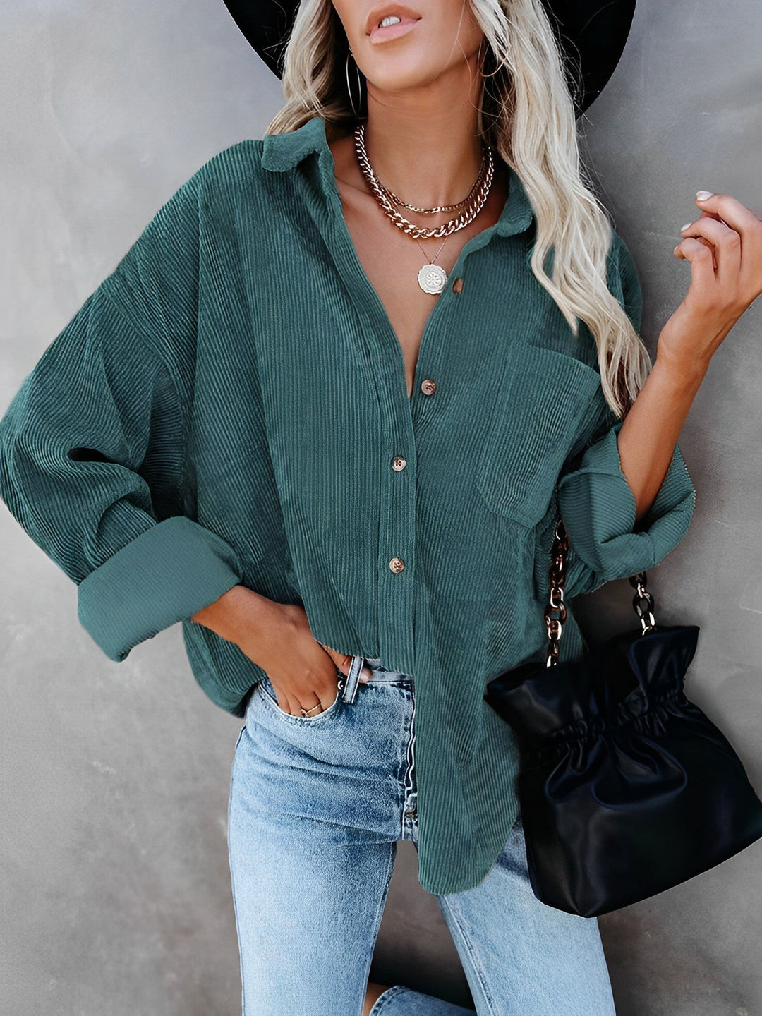 Dames corduroy jas met knoopsluiting, gemaakt van zacht corduroy materiaal, rustieke elegantie, perfect voor koele dagen.