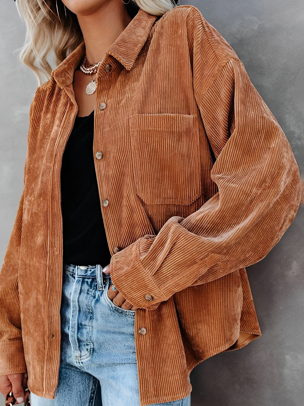 Dames corduroy jas met knoopsluiting, gemaakt van zacht corduroy materiaal, rustieke elegantie, perfect voor koele dagen.