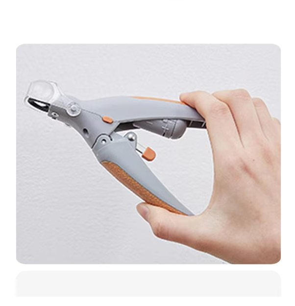Nagelknipper met LED-licht en vergrootglas voor nauwkeurige huisdierverzorging, roestvrijstalen bladen, ergonomisch ontwerp.