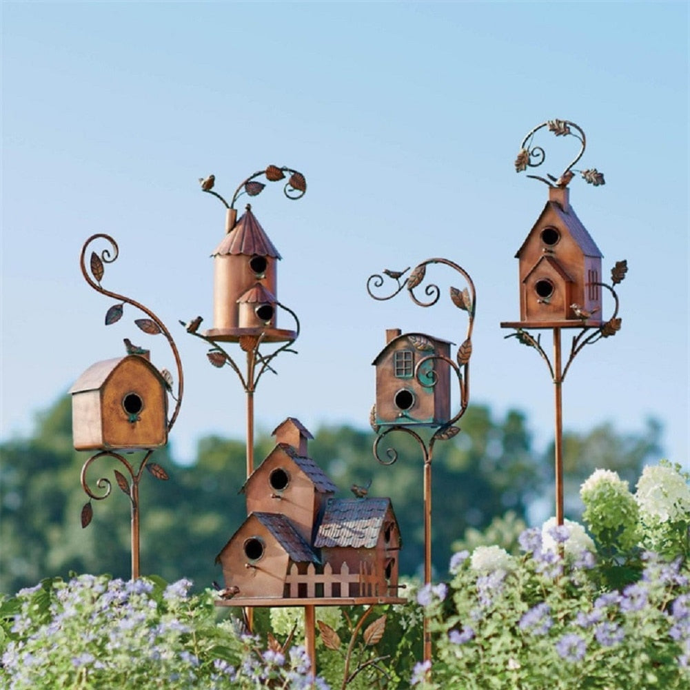 Creatief metalen vogelhuisje tuinsteker met glanzend oppervlak en kunstzinnig ontwerp voor decoratieve tuinindeling.