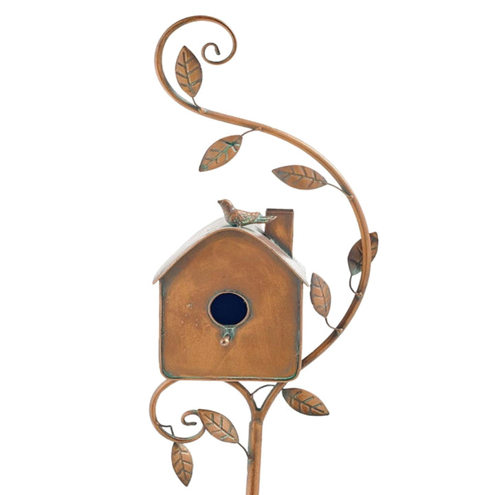 Creatief metalen vogelhuisje tuinsteker met glanzend oppervlak en kunstzinnig ontwerp voor decoratieve tuinindeling.