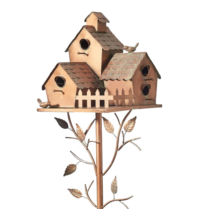 Creatief metalen vogelhuisje tuinsteker met glanzend oppervlak en kunstzinnig ontwerp voor decoratieve tuinindeling.