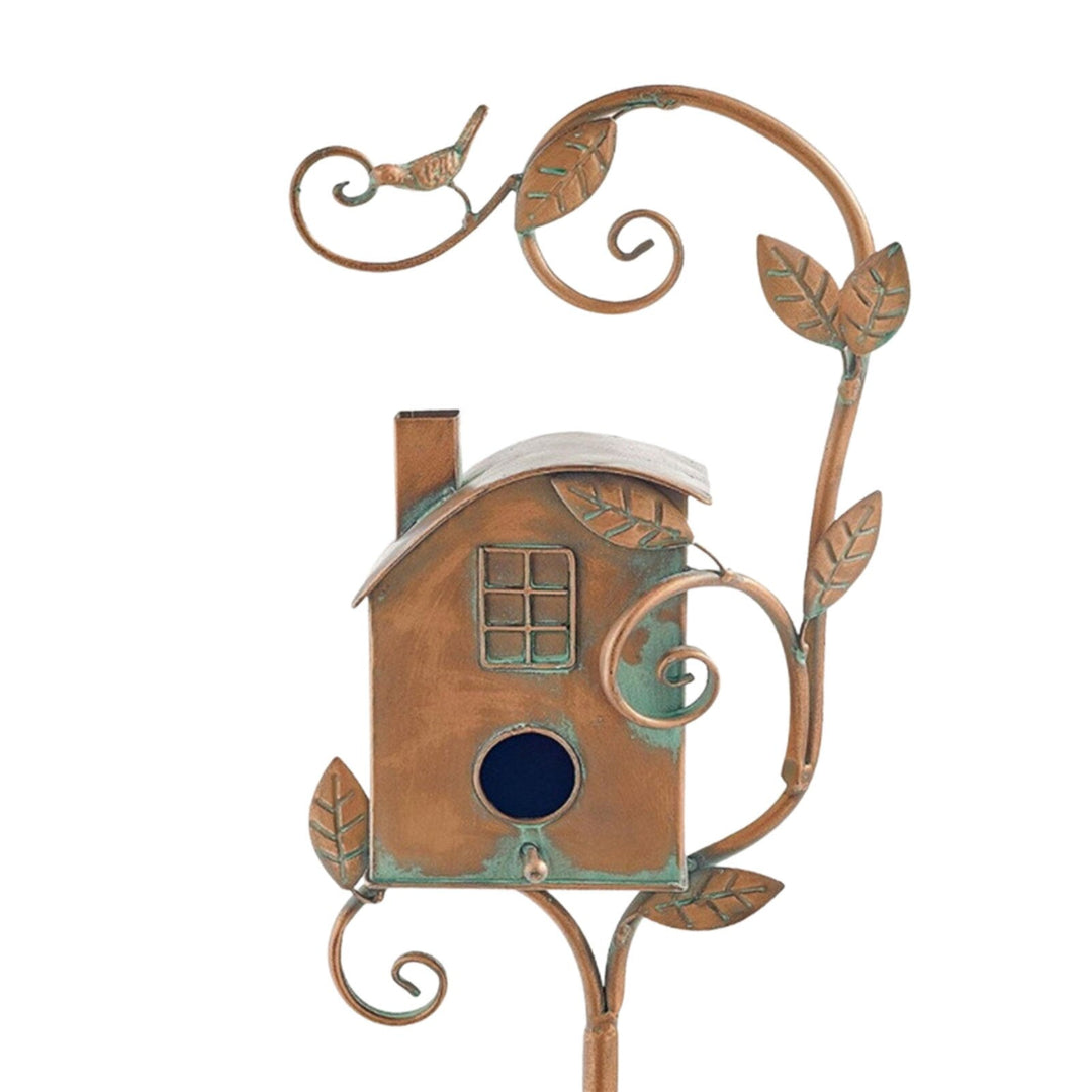 Creatief metalen vogelhuisje tuinsteker met glanzend oppervlak en kunstzinnig ontwerp voor decoratieve tuinindeling.