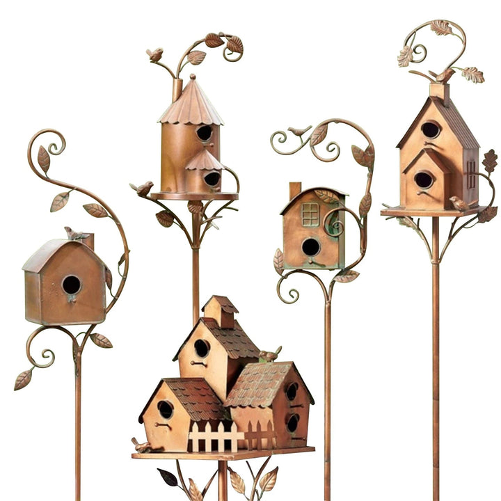 Creatief metalen vogelhuisje tuinsteker met glanzend oppervlak en kunstzinnig ontwerp voor decoratieve tuinindeling.