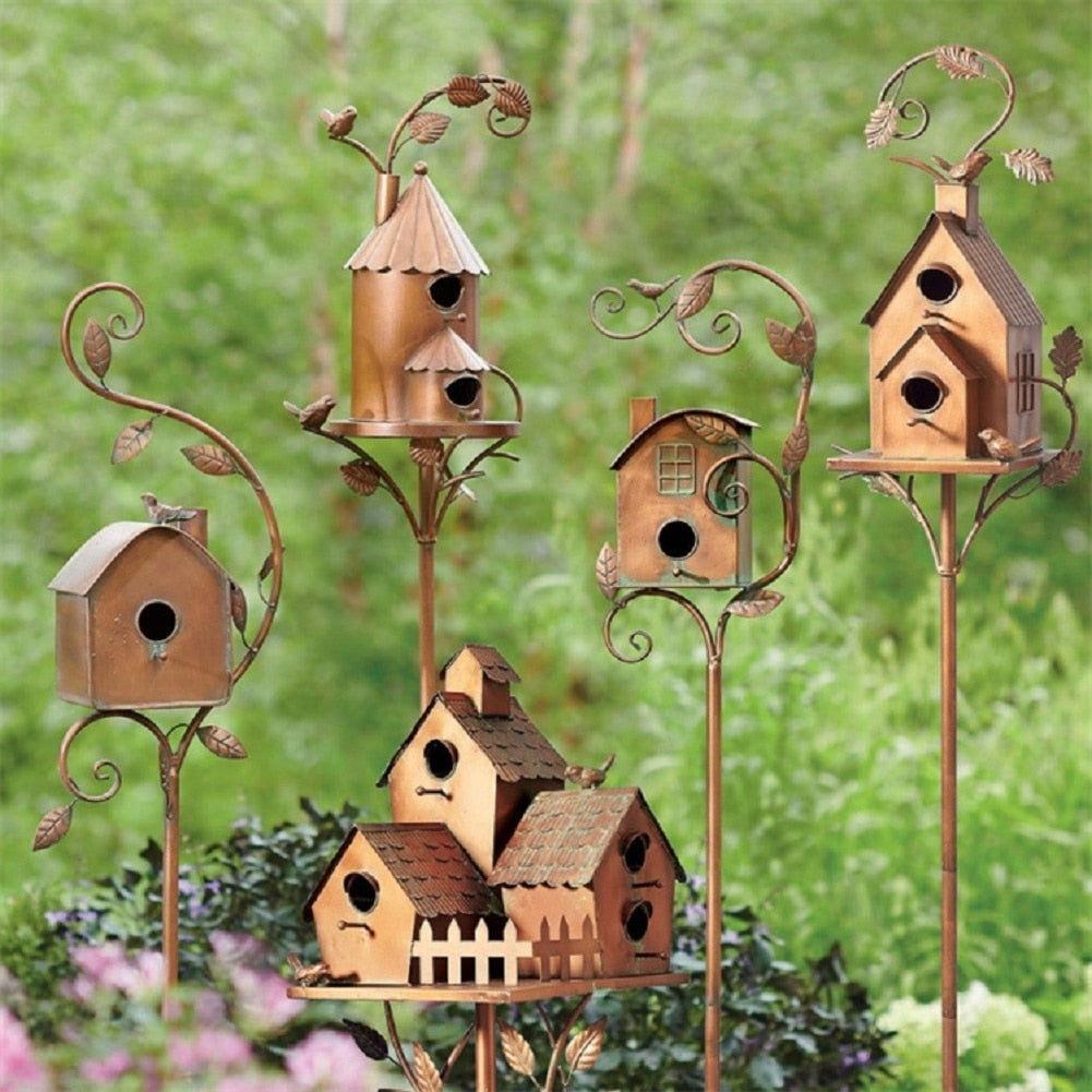 Creatief metalen vogelhuisje tuinsteker met glanzend oppervlak en kunstzinnig ontwerp voor decoratieve tuinindeling.