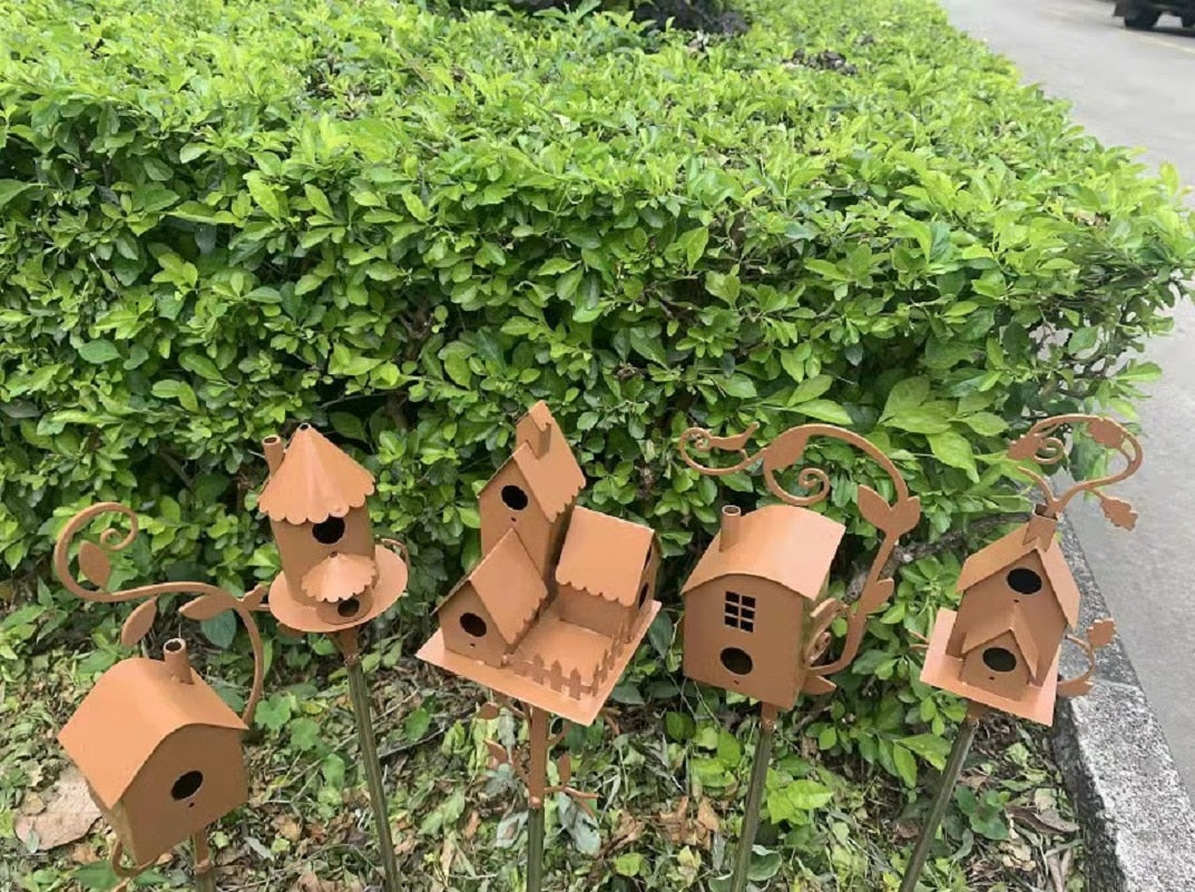 Creatief metalen vogelhuisje tuinsteker met glanzend oppervlak en kunstzinnig ontwerp voor decoratieve tuinindeling.
