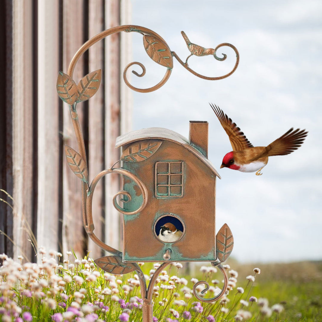 Creatief metalen vogelhuisje tuinsteker met glanzend oppervlak en kunstzinnig ontwerp voor decoratieve tuinindeling.