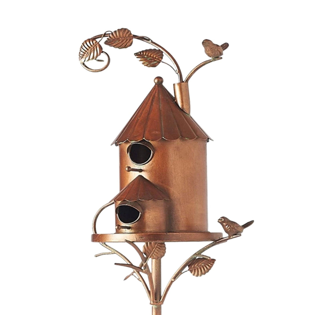 Creatief metalen vogelhuisje tuinsteker met glanzend oppervlak en kunstzinnig ontwerp voor decoratieve tuinindeling.