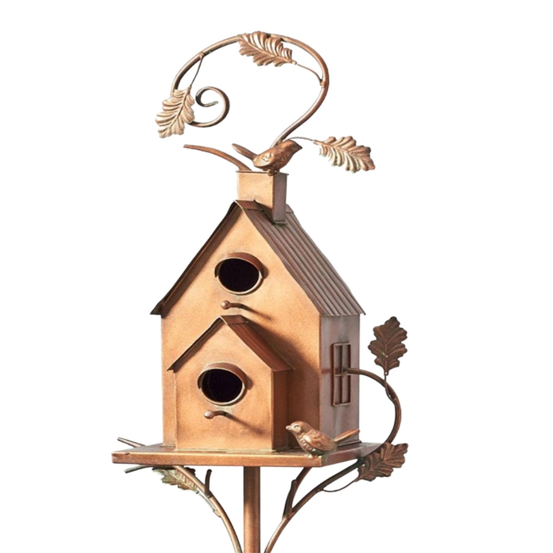 Creatief metalen vogelhuisje tuinsteker met glanzend oppervlak en kunstzinnig ontwerp voor decoratieve tuinindeling.