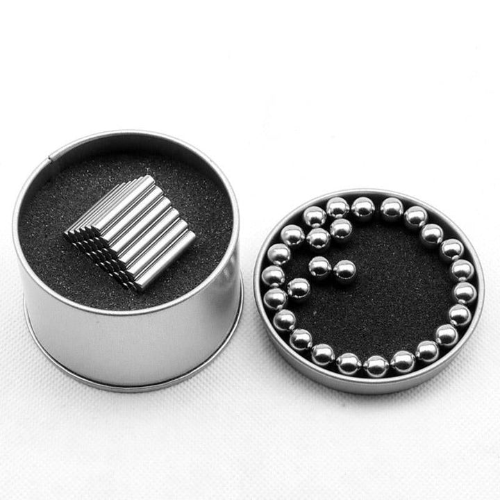 Creatieve set met magnetische ballen en zilveren staven, ideaal DIY speelgoed voor innovatieve bouwideeën.