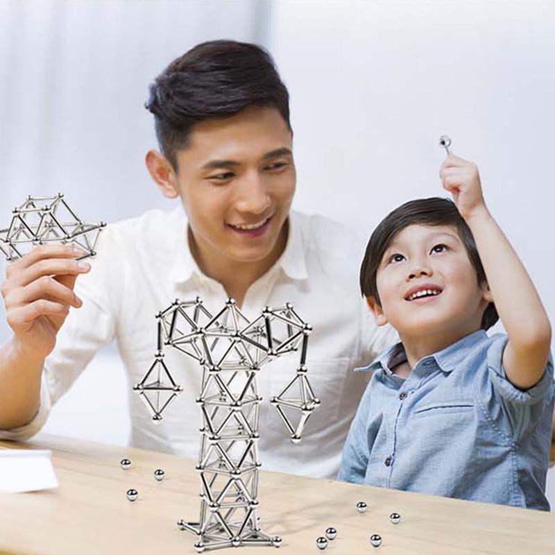 Creatieve set met magnetische ballen en zilveren staven, ideaal DIY speelgoed voor innovatieve bouwideeën.