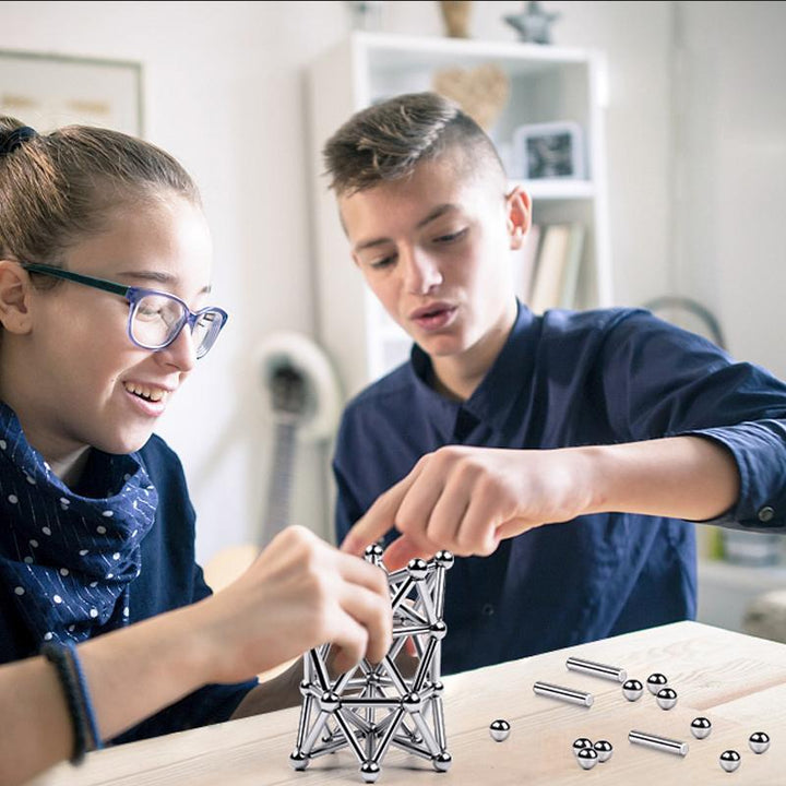 Creatieve set met magnetische ballen en zilveren staven, ideaal DIY speelgoed voor innovatieve bouwideeën.