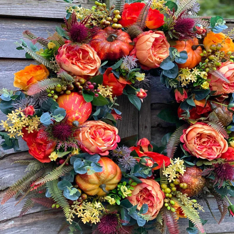 Gedetailleerde kunst herfstkrans met levendige bladeren, bessen en pompoentjes, perfecte seizoensdecoratie.