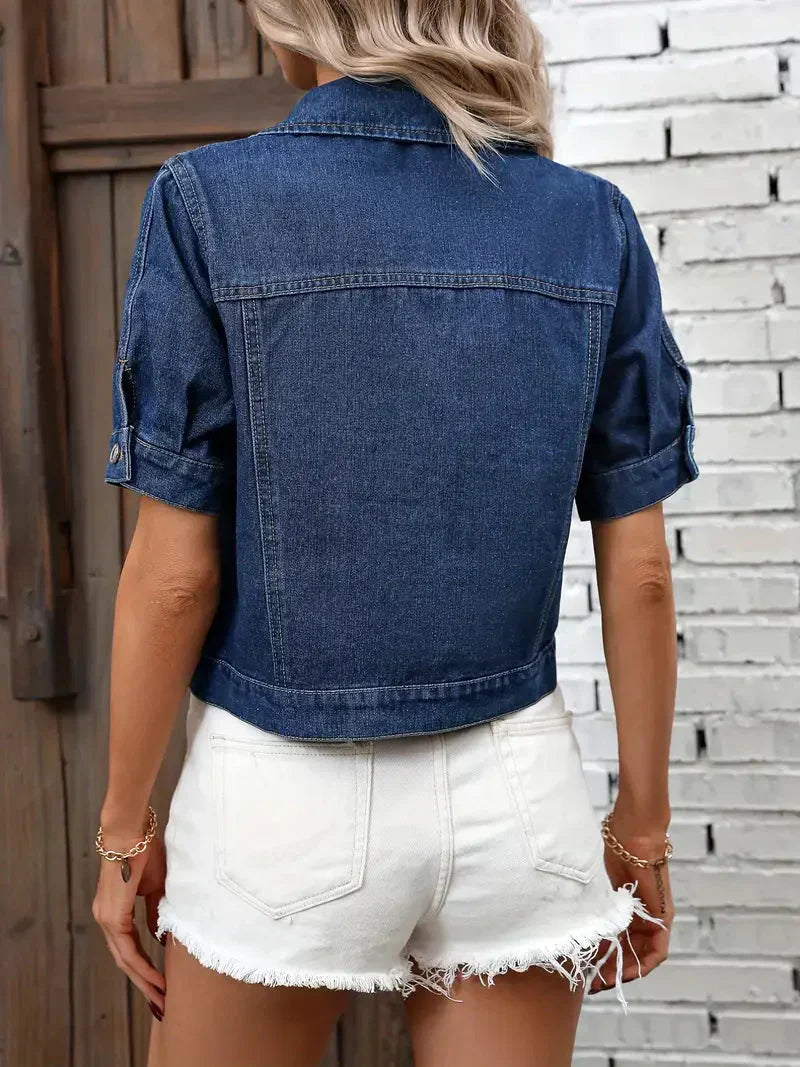 Dames spijkerjack met korte mouwen in modern design met een flatterende pasvorm, ideaal voor elk seizoen en elke gelegenheid.