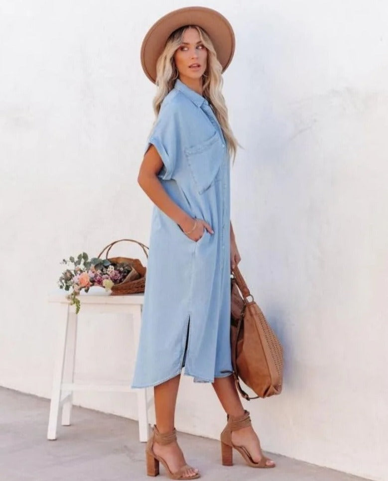 Dames denim overhemdjurk met korte mouwen, casual en robuust, lichtblauwe stof, perfect voor dagelijks gebruik en warme dagen.