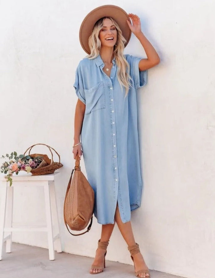Lichtblauwe denim overhemdjurk met korte mouwen voor dames, een comfortabele en stijlvolle keuze voor lente en zomer.