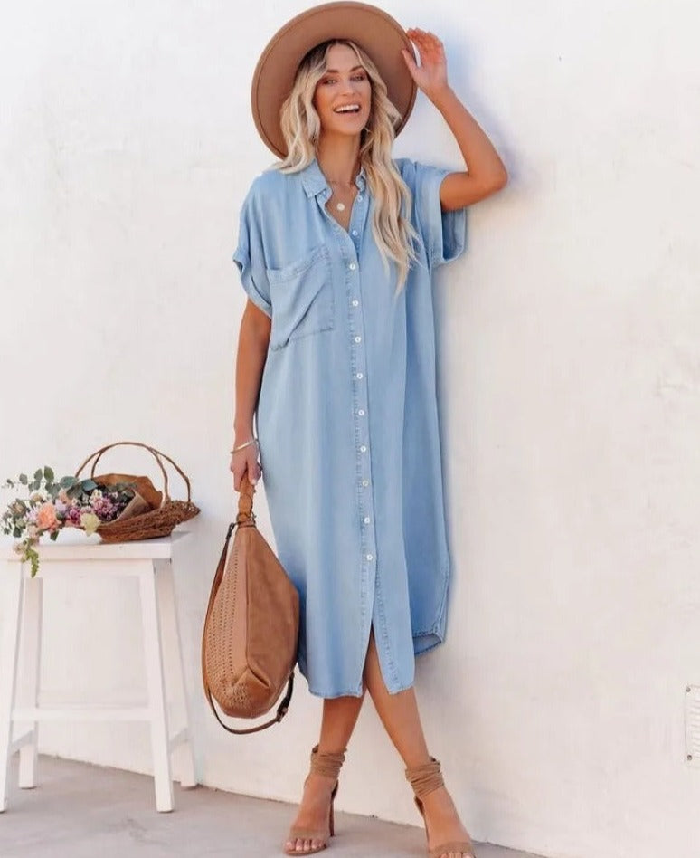 Lichtblauwe denim overhemdjurk met korte mouwen voor dames, een comfortabele en stijlvolle keuze voor lente en zomer.