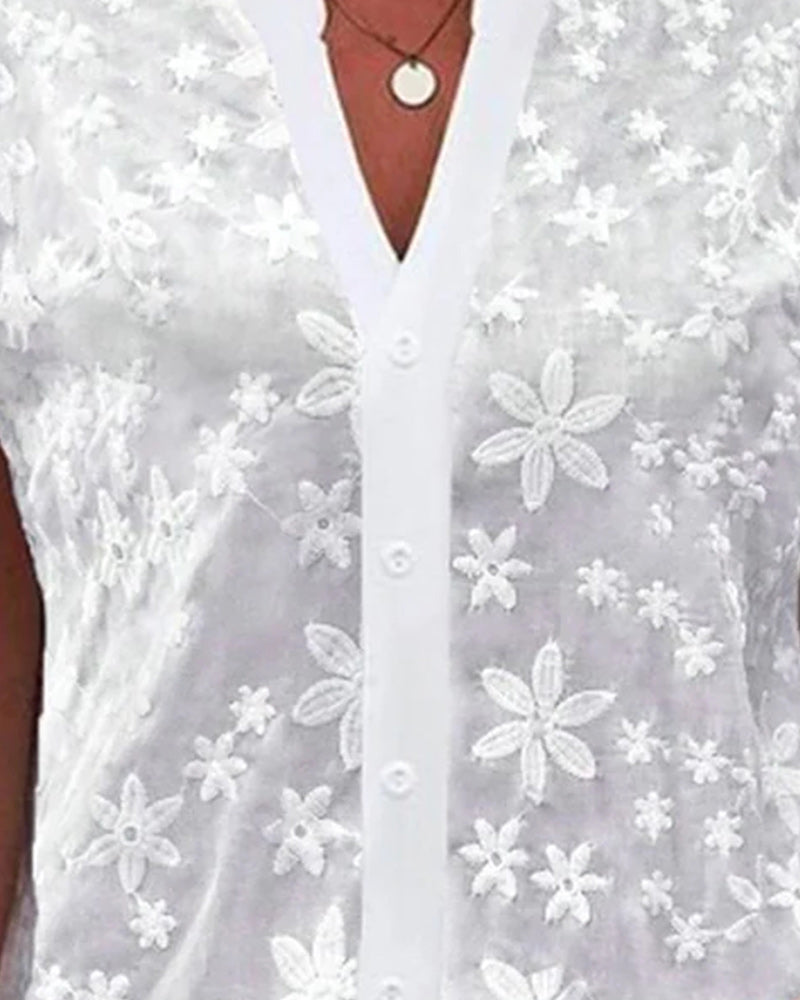 Dames bloemenblouse met V-hals en korte mouwen, levendig bloemendessin, 100% polyester, ideaal voor lent- en zomerkleding.