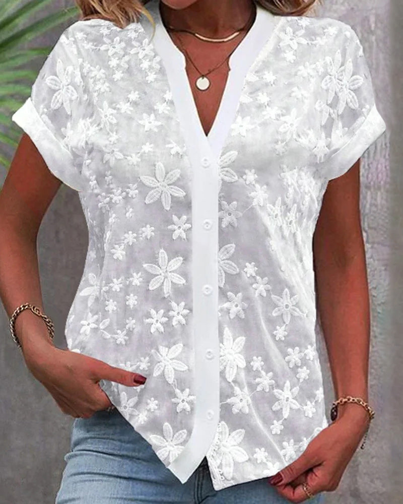 Stijlvolle bloemenblouse met korte mouwen en V-hals, gemaakt van 100% polyester, perfect voor een elegante zomerse look.