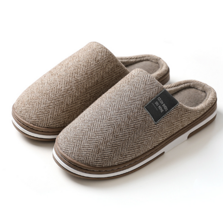 Knusse herenpantoffels in grijs met zachte binnenvoering, ideaal voor comfort en stijl binnenshuis.