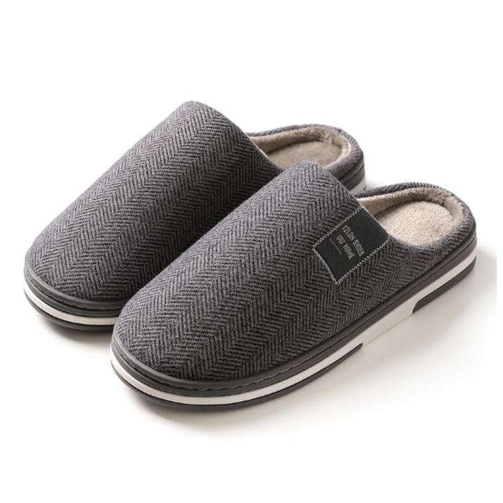Knusse herenpantoffels in grijs met zachte binnenvoering, ideaal voor comfort en stijl binnenshuis.
