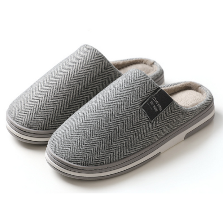 Knusse herenpantoffels in grijs met zachte binnenvoering, ideaal voor comfort en stijl binnenshuis.