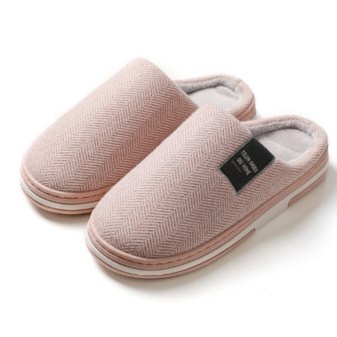 Knusse herenpantoffels in grijs met zachte binnenvoering, ideaal voor comfort en stijl binnenshuis.