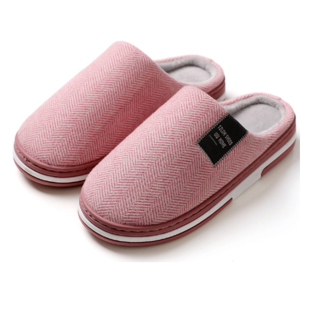 Knusse herenpantoffels in grijs met zachte binnenvoering, ideaal voor comfort en stijl binnenshuis.