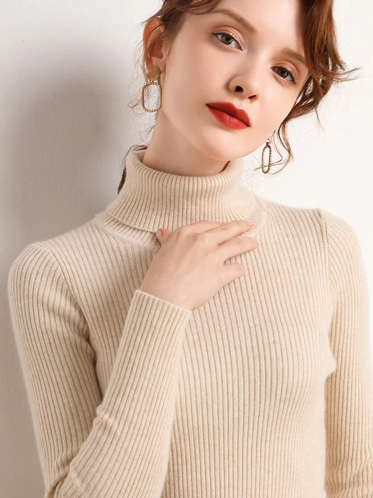 Knusse dames coltrui in beige, elegant, ideaal voor herfst/winter, veelzijdig te combineren voor koude dagen.