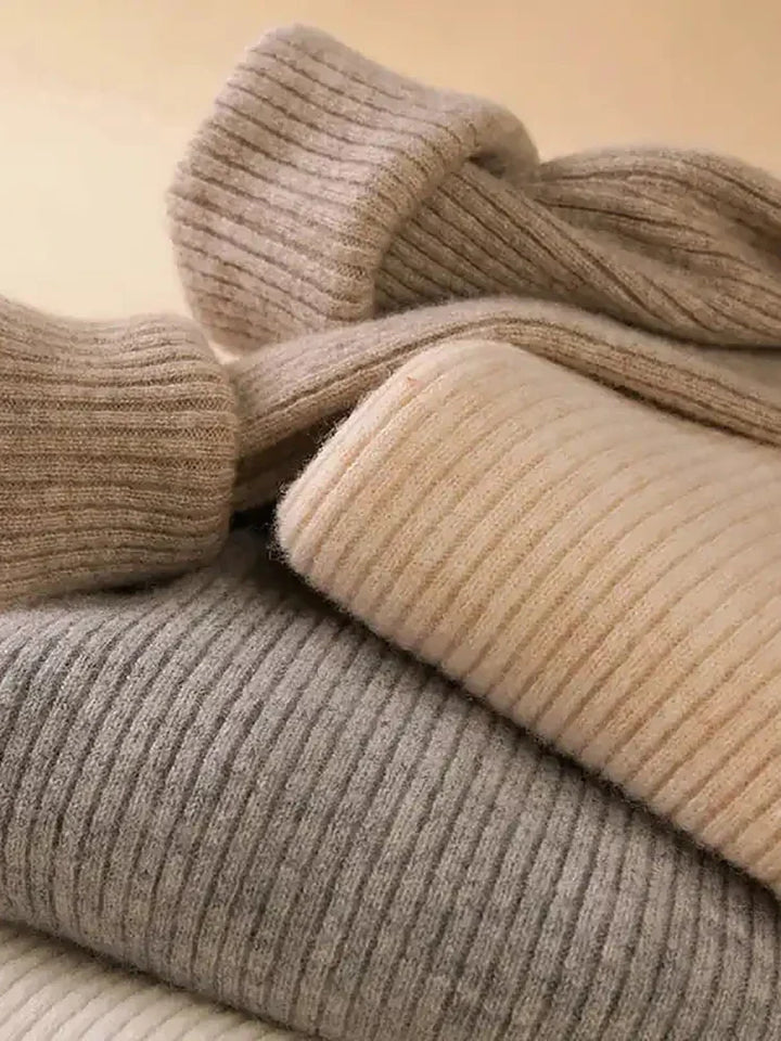Knusse dames coltrui in beige, elegant, ideaal voor herfst/winter, veelzijdig te combineren voor koude dagen.