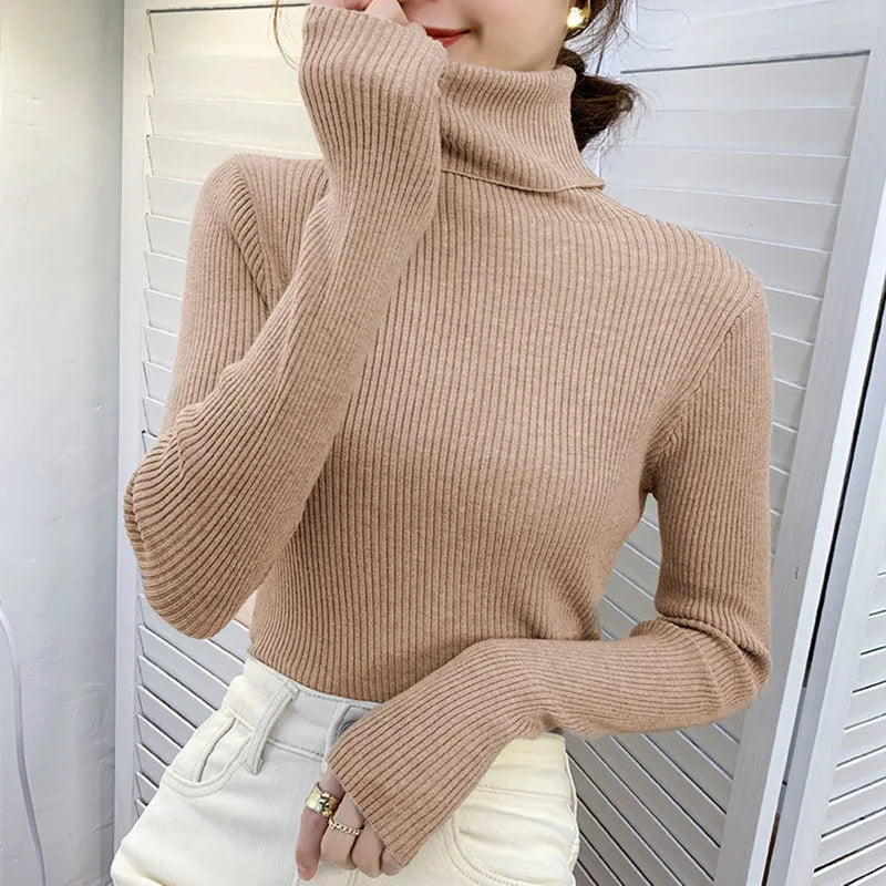 Knusse dames coltrui in beige, elegant, ideaal voor herfst/winter, veelzijdig te combineren voor koude dagen.