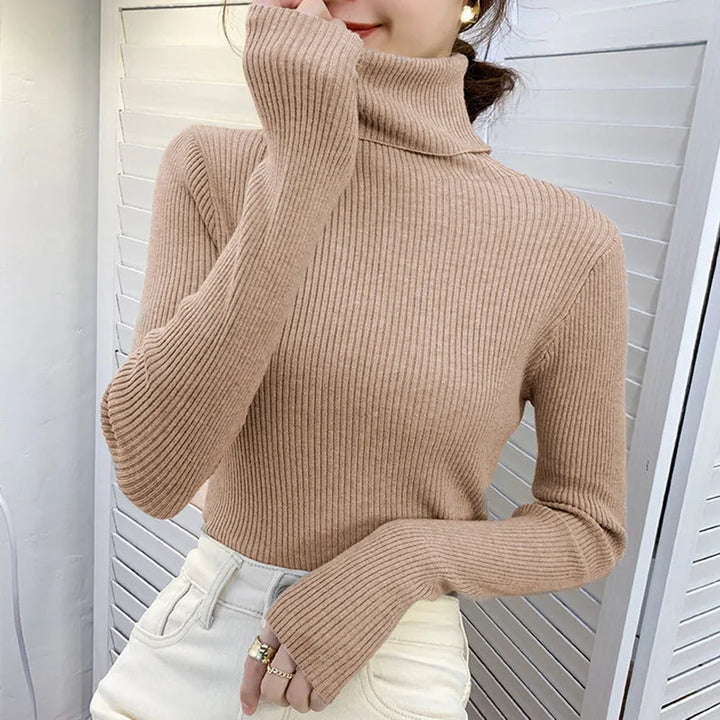 Knusse dames coltrui in beige, elegant, ideaal voor herfst/winter, veelzijdig te combineren voor koude dagen.
