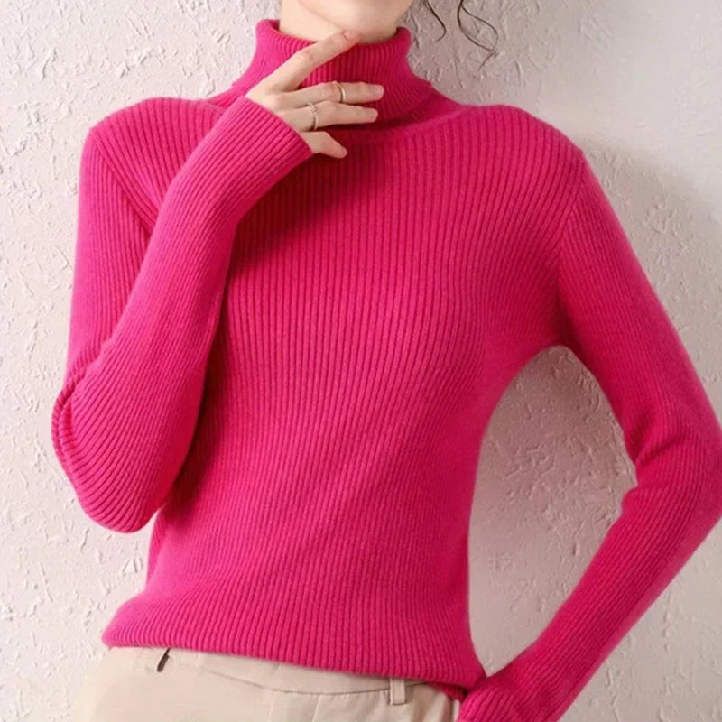"Kuscheliger Damen Rollkragenpullover in Beige, elegant, ideal für Herbst/Winter, vielseitig kombinierbar für kalte Tage."
